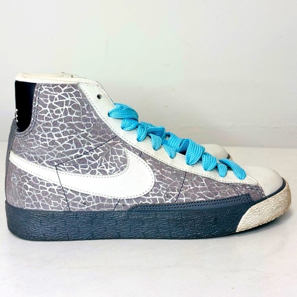 NIKE Women’s Blazer High Top Grey and Metallic 2008 - Picture 2 of 13